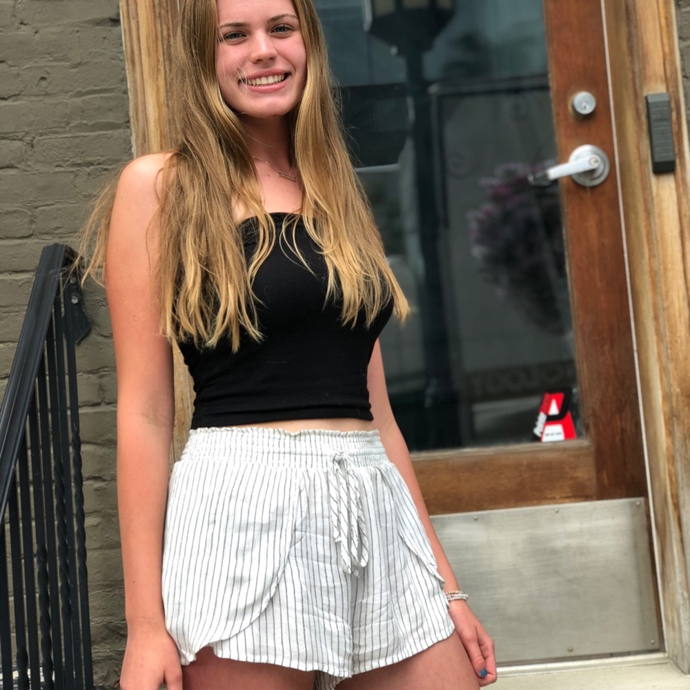 American Eagle white shorts